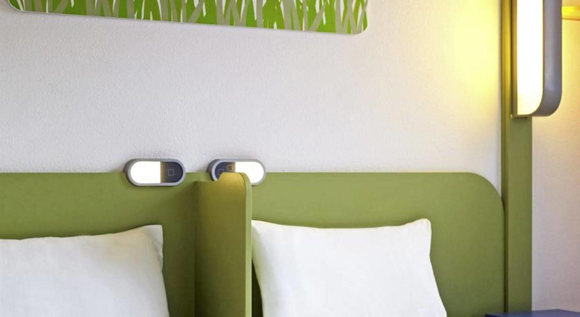 Ibis Budget - Porte De Баньоле Экстерьер фото