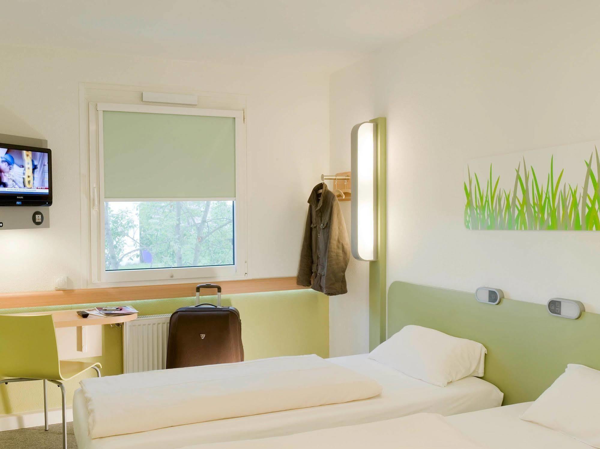 Ibis Budget - Porte De Баньоле Экстерьер фото