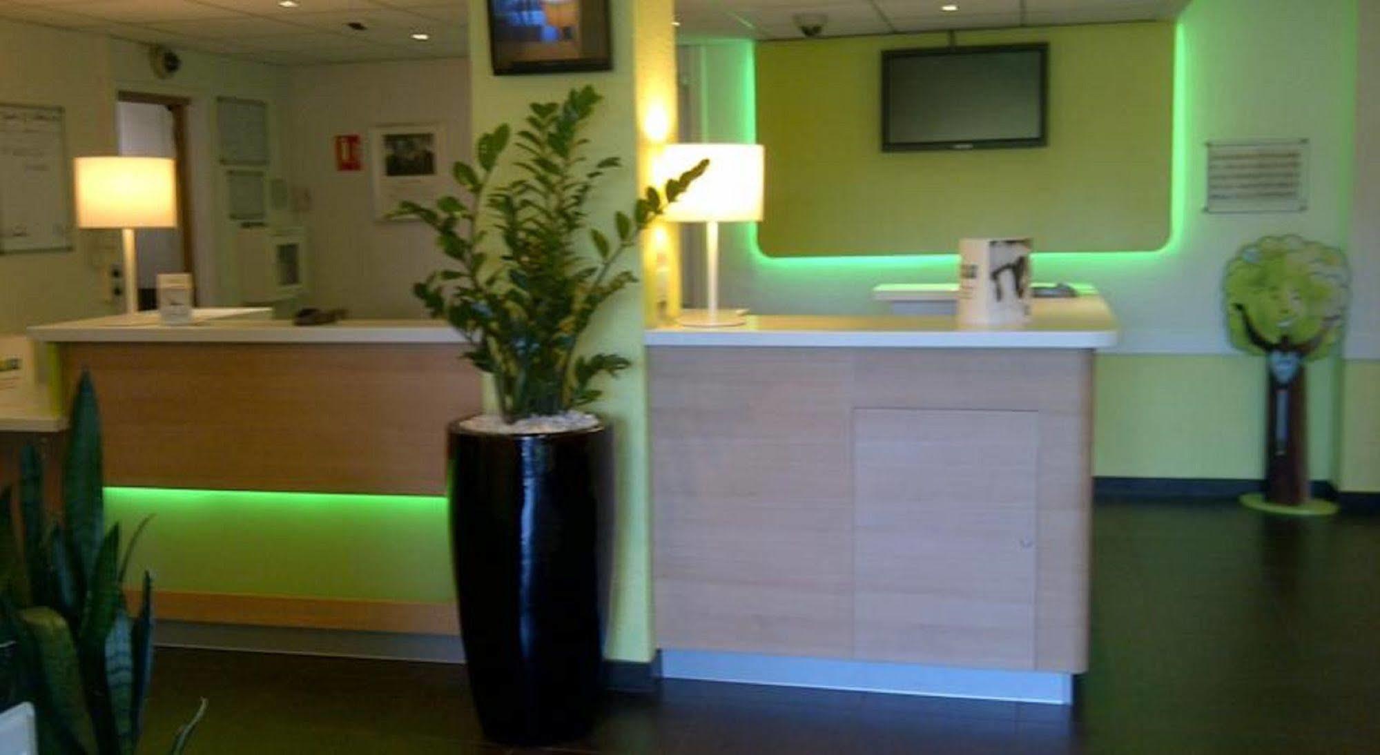 Ibis Budget - Porte De Баньоле Экстерьер фото
