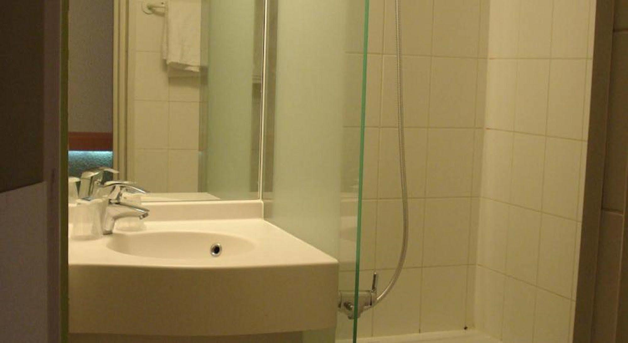 Ibis Budget - Porte De Баньоле Экстерьер фото